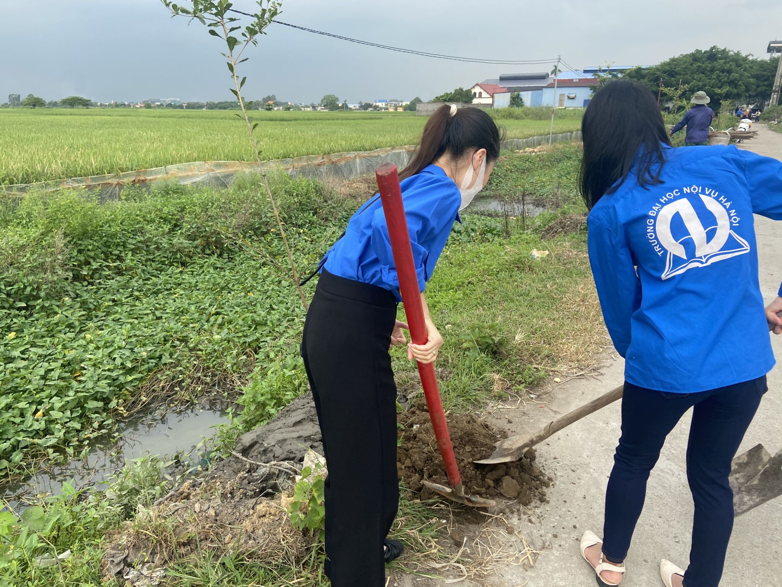 Đo&agrave;n Thanh ni&ecirc;n quận Kiến An thăm gia chăm s&oacute;c tuyến đường sạch đẹp