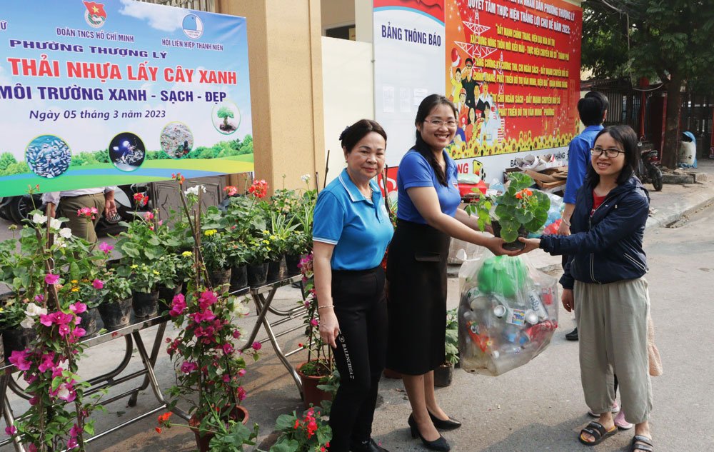 chương trình " ĐỔI RÁC THẢI NHỰA LẤY CÂY XANH - VÌ MỘT MÔI TRƯỜNG XANH - SẠCH - ĐẸP"