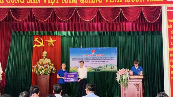 Tham gia trồng c&acirc;y tại Chương tr&igrave;nh chung tay x&acirc;y dựng n&ocirc;ng th&ocirc;n mới